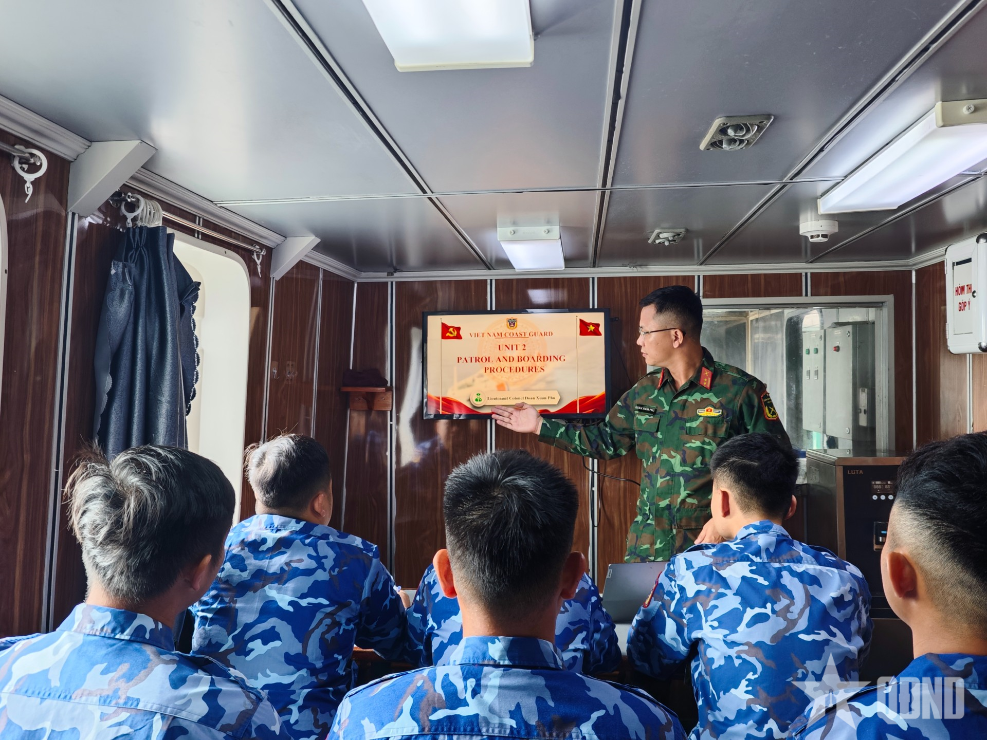 Lớp học tiếng Anh giữa trùng khơi của Tàu Cảnh sát biển 4038